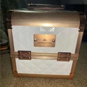 Im selling a sorta new makeup box barley used